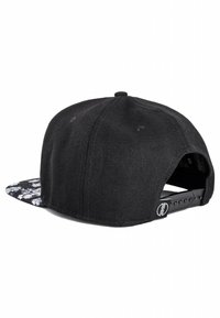 Čierna snapback čiapka s kvetinovým vzorom na leme, textúrovanou tkaninou, nastaviteľným uzáverom na zadnej strane a detailom loga na boku.