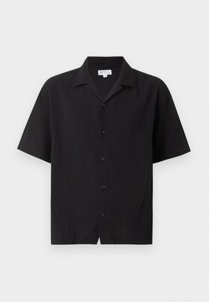 Chemise noire à manches courtes, boutonnée, avec col, cinq boutons sur le devant et un ourlet droit.