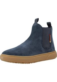 Tummansiniset mokkanahka nilkkurit, joissa on joustavat sivupaneelit ja vaaleanruskea kumipohja. Mukana pieni logotarra kontrastiväreillä.