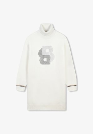 Witte coltrui met lange mouwen, voorzien van een zwart stippenmotief met de letters "B" aan de voorkant en gestreepte accenten bij de mouwen.