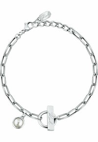 Silver länkarmband med en lås i form av en toggel, graverat med "Karl," och en liten rund pärlcharm fäst. Slät, polerad yta.