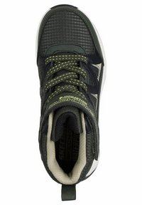 Schwarzer und grüner Sportschuh mit einem strukturierten Mesh-Obermaterial, dicken Schnürsenkeln, gepolstertem Kragen und Gummisohle; verfügt über eine wasserdichte Markierung an der Seite.