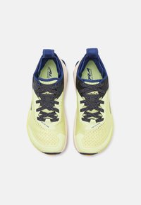 Scarpe da trail running verde lime con una tomaia in mesh traspirante, dettagli neri, lacci riflettenti e una suola con motivi.