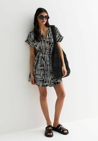 New Look - LINE PRINT MINI SMOCK - Abito a camicia - black pattern Immagine in miniatura 1