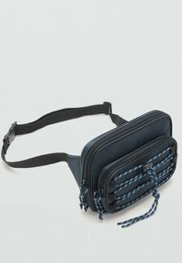 Borsa in tessuto navy con due scomparti con cerniera, dettagli in corda intrecciata blu e tracolla regolabile per una vestibilità sicura.