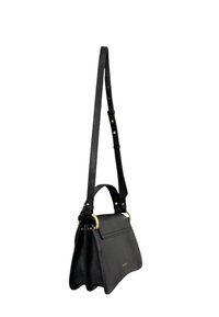 Sac à main en cuir noir avec une finition texturée, un dessus plat, des compartiments doubles et une longue sangle ajustable avec des accessoires en ton or.