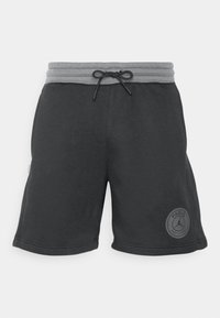 Černé sportovní šortky s šedým elastickým pasem, šňůrkou na stažení a logem Paris Saint-Germain blízko spodního lemu na pravé noze.