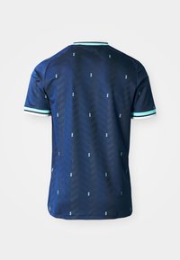 T-shirt de sport bleu foncé à manches courtes avec des rayures bleu clair et blanc aux poignets et au col, petits motifs géométriques bleu clair sur le tissu.
