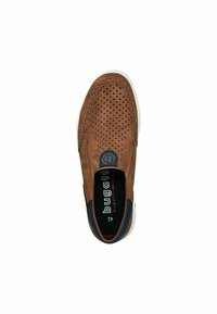 Brauner Slipper aus Leder mit perforiertem Obermaterial, navyfarbenen Akzenten und kontrastierender weißer Sohle. Mit Logo auf der Innensohle und Größe 42 Etikett.