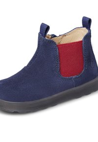 Stivaletto in suede blu navy con pannello elastico rosso sui lati e linguetta per la presa. Presenta una suola in gomma texture e una fodera interna liscia.
