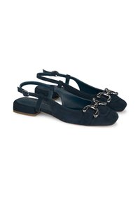 Marineblaue Wildlederslingbacks mit quadratischer Zehenpartie, kleinem Blockabsatz und metallischen Schnallenakzenten am vorderen Riemen.