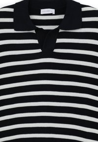Polo a righe navy e bianche realizzato in morbido tessuto a maglia, con un collo a polo e mezza abbottonatura per una facile vestibilità.