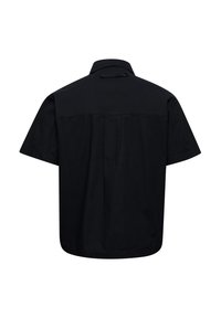 Zwarte kraagloze shirt met korte mouwen, een achterste plooi en een rechte onderrand. Gemaakt van lichte stof met een zachte textuur.