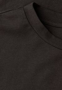 Dunkelbraunes Baumwoll-T-Shirt mit rundem Ausschnitt und geripptem Abschluss. Glatte Textur ohne sichtbare Muster oder Akzente.