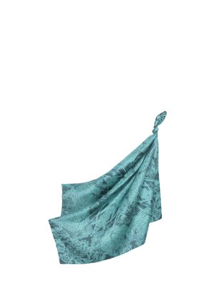 Écharpe en tissu bleu clair à motifs botaniques, nouée en un petit nœud à un coin, drapée sur un fond blanc.