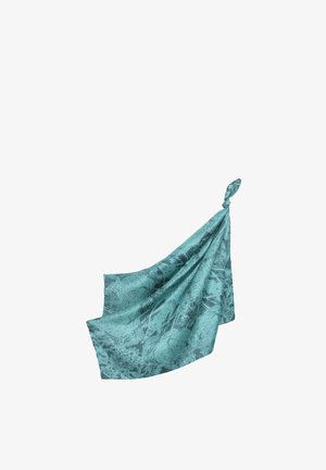 Écharpe en tissu bleu clair à motifs botaniques, nouée en un petit nœud à un coin, drapée sur un fond blanc.