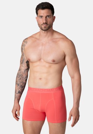 Rode boxershorts van zacht materiaal, met een logoband en een aansluitende pasvorm met platte naden voor comfort en ondersteuning.