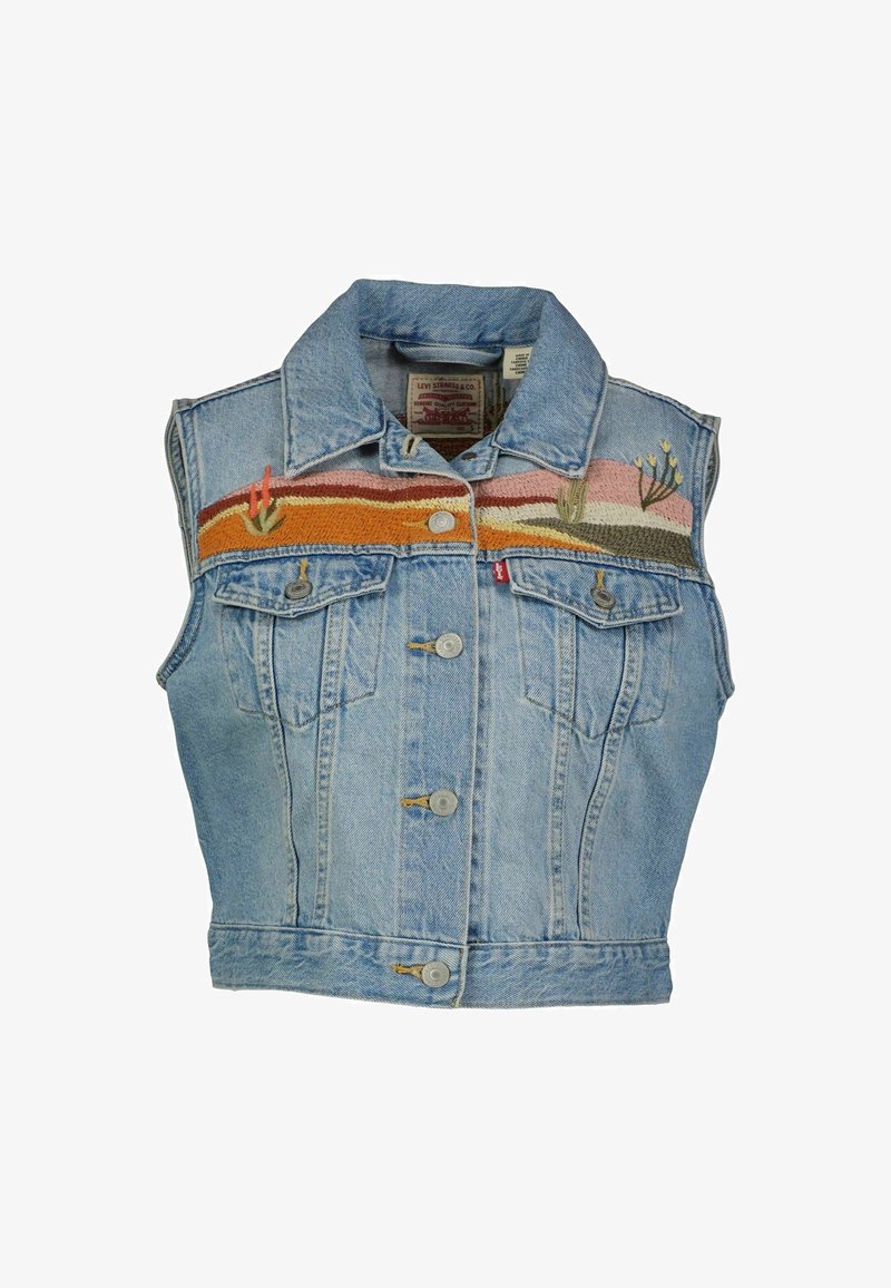 Jasnoniebieska jeansowa kamizelka z guzikami z przodu, kieszeniami na piersi oraz kolorowym haftowanym motywem pustynnego krajobrazu z kaktusami na górnej części klatki piersiowej.