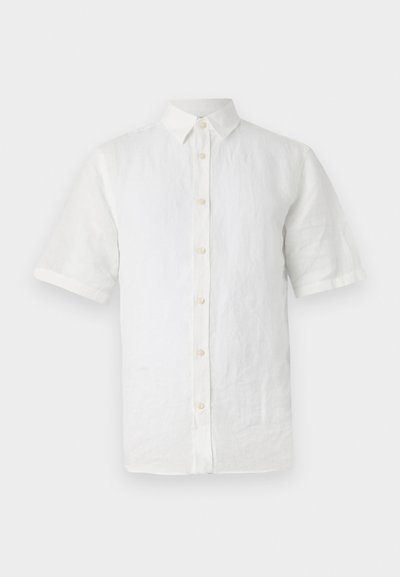 Camisa branca de manga curta, de botão, feita de linho, com colarinho clássico, botões de madeira e um acabamento ligeiramente texturizado.