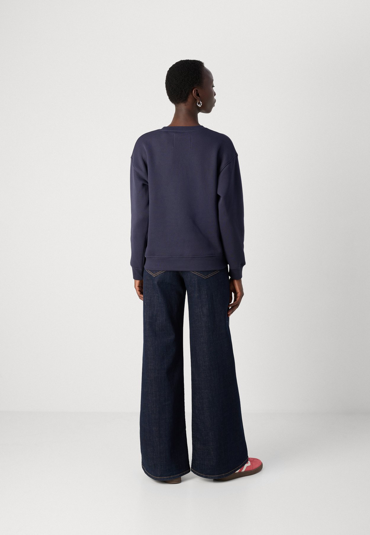 GRAPHIC C NECK