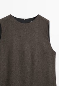 Bezramenné tmavě hnědé šaty s vzorem rybí kosti, kulatým výst�řihem a viditelným černým zipem na zádech.