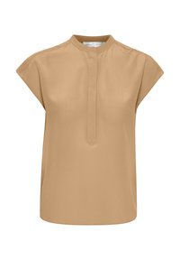 Blouse beige à manches courtes avec col montant, dotée d’une patte de boutonnage cachée et d’une texture lisse semblable à de la soie.