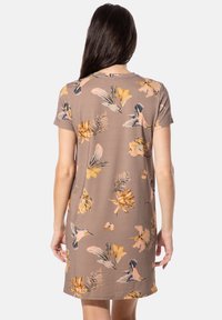 Kurzärmeliges Kleid aus einem taupefarbenen Stoff mit einem Blumenmuster in Gelb, Orange und Grün, mit lockerem Schnitt und rundem Ausschnitt.