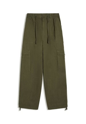 Pantalon cargo vert olive avec taille ajustable par cordon, grandes poches latérales à rabats, et jambes larges et droites.