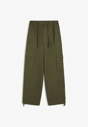 Pantalon cargo vert olive avec taille ajustable par cordon, grandes poches latérales à rabats, et jambes larges et droites.