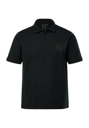 Polo nero realizzato in tessuto strutturato, con una chiusura a tre bottoni e una discreta patch in rilievo con la scritta "RACING" sul petto.