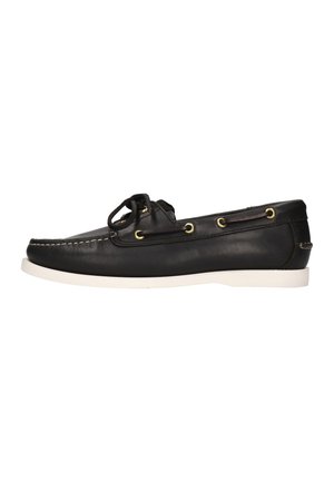 Schwarzer Leder-Bootsschuh mit weißer Sohle, Schnürung vorne und goldenen Ösen, von der Seite auf weißem Hintergrund gezeigt.