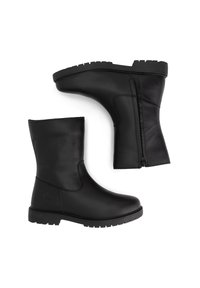 Par de botas de cuero negro hasta el tobillo con cremalleras laterales y suelas de goma gruesa, mostradas desde vistas lateral y inferior sobre un fondo blanco.