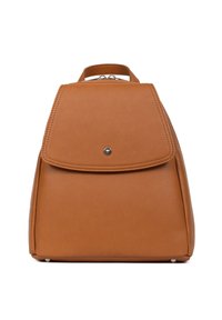 Zaino in pelle tan con una forma strutturata, chiusura a patta e una texture sottile. Presenta una tasca frontale e dettagli in metallo argentato.
