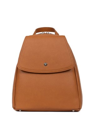 Sac à dos en cuir tan avec une forme structurée, une fermeture à rabat et une texture subtile. Comprend une poche frontale et des accents en métal argenté.