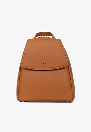 Sac à dos en cuir tan avec une forme structurée, une fermeture à rabat et une texture subtile. Comprend une poche frontale et des accents en métal argenté.