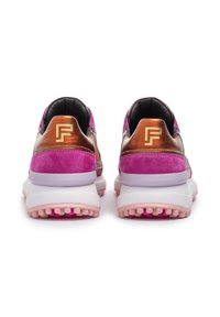 Rosa och brons sportskor med en överdel i mocka, vit och rosa gummisula och logodetalj på hälen. Kraftig design med texturerade detaljer.