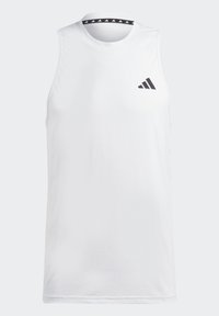 Hvid ærmeløs træningsbluse med rund halsudskæring, prydet med et sort Adidas-logo og et kontrasterende sort krave mønster.