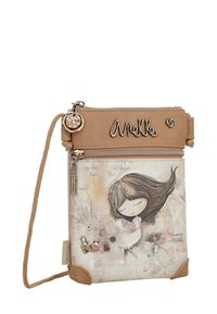 Bolso bandolera de cuero color marrón claro con una ilustración caprichosa, encantos decorativos, cierre de cremallera y una correa trenzada para llevar.