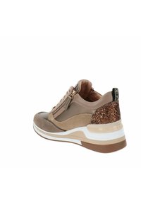 Sneaker beige e marrone con dettagli in suede e glitter, dotato di zip laterale, suola imbottita e design a punta rotonda.