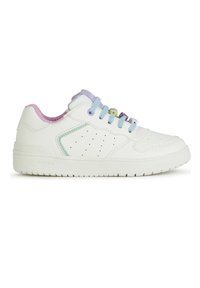 Zapatillas de piel blanca con ojales coloridos, un cuello acolchado en rosa y lavanda, y acentos laterales perforados para una mejor transpirabilidad.