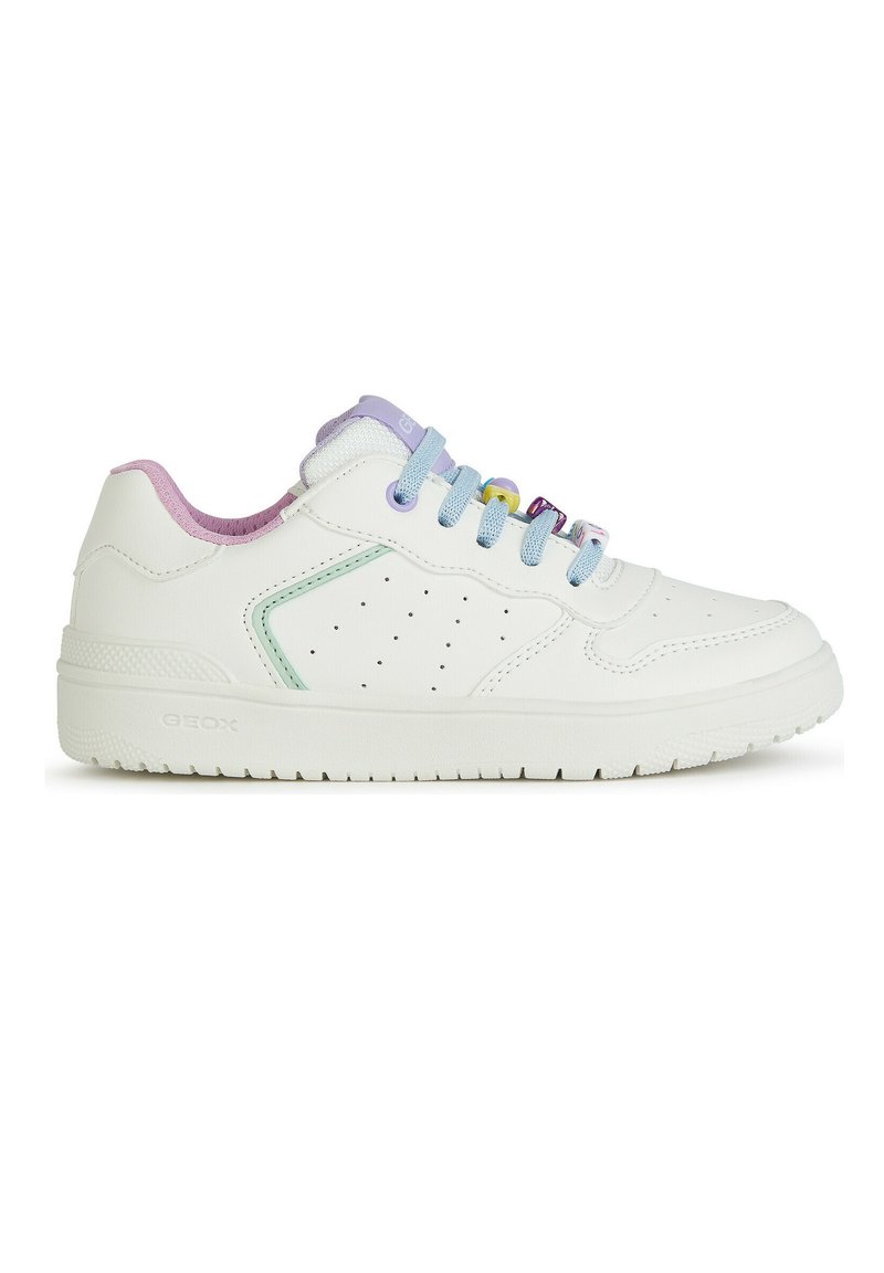 Zapatillas de piel blanca con ojales coloridos, un cuello acolchado en rosa y lavanda, y acentos laterales perforados para una mejor transpirabilidad.