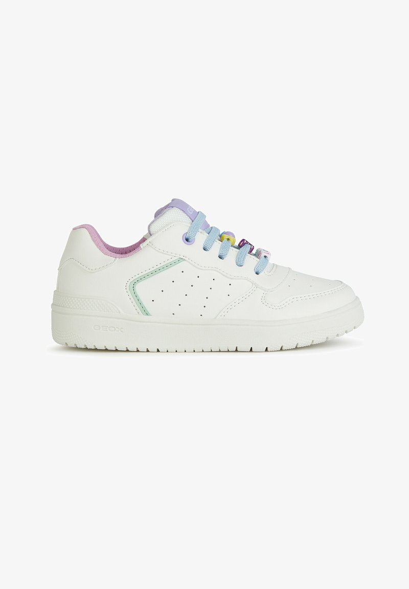 Zapatillas de piel blanca con ojales coloridos, un cuello acolchado en rosa y lavanda, y acentos laterales perforados para una mejor transpirabilidad.