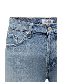 Jeans en denim bleu clair avec une coupe classique, dotés d'une fermeture à boutons, de passants de ceinture et d'un léger délavage. Comprend des poches avant et des détails de couture.