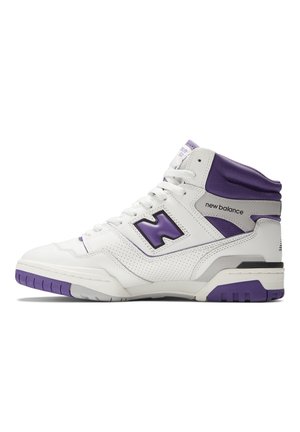 Baskets montantes en cuir blanc avec accents violets. Présentent des côtés perforés, un col rembourré et un logo violet bien visible. Semelle en caoutchouc.