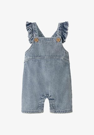 Svijetloplavi dječji traper kombinezon s naboranim naramenicama, drvenim gumbima i kratkim nogavicama sa prošivenim rubom.