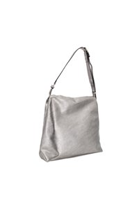 Borsa a spalla in ecopelle argento con una texture morbida, design sfilato, tracolla regolabile e silhouette minimalista.