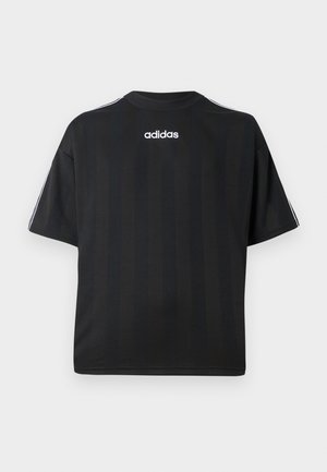 T-shirt preta de mangas curtas com padrão de riscas verticais. Apresenta o logótipo branco "adidas" na parte superior das costas e riscas brancas nas laterais.