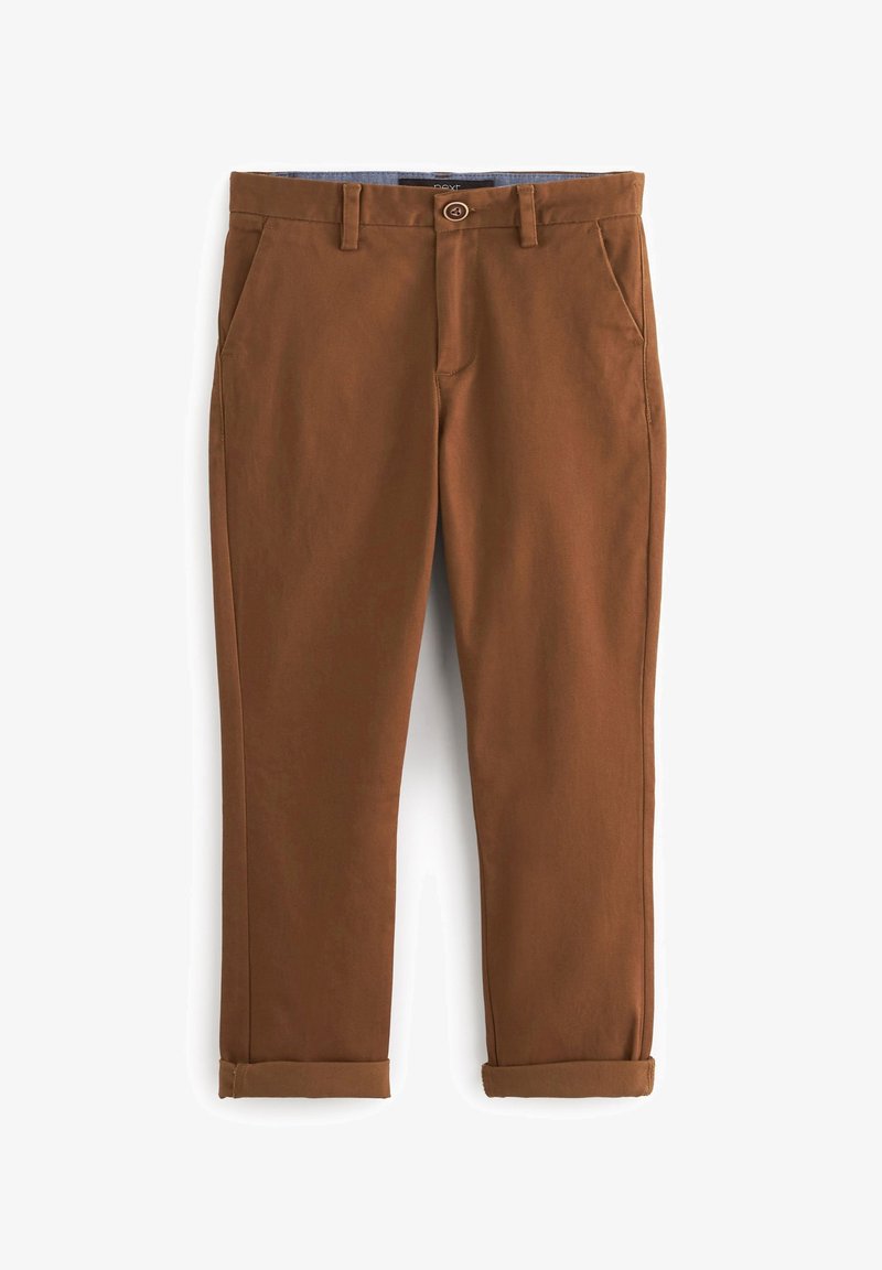 Pantalon chino en coton marron à texture lisse, doté de revers roulés, deux poches avant, une fermeture à bouton et une doublure de ceinture contrastante.