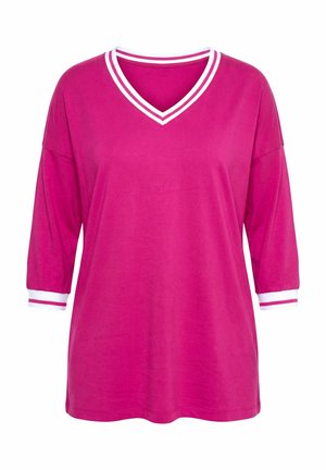 Camiseta magenta de cuello en V con mangas tres cuartos, ribete de rayas blancas y magenta en el escote y los puños, corte holgado.