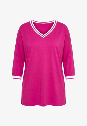 Camiseta magenta de cuello en V con mangas tres cuartos, ribete de rayas blancas y magenta en el escote y los puños, corte holgado.